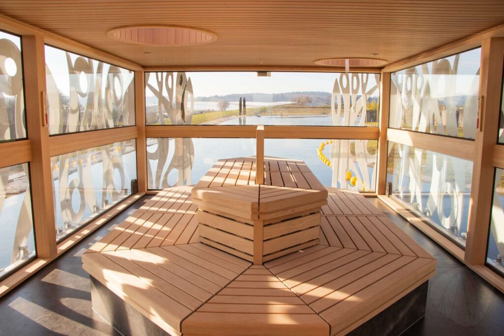 Einzigartige Sauna-Attraktion in der Thermen & Badewelt Sinsheim: Gläsernes Saunaboot auf dem Thermensee
