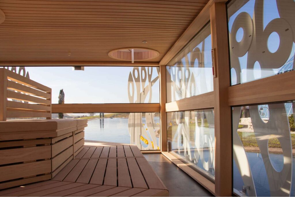 Einzigartige Sauna-Attraktion in der Thermen & Badewelt Sinsheim: Gläsernes Saunaboot auf dem Thermensee