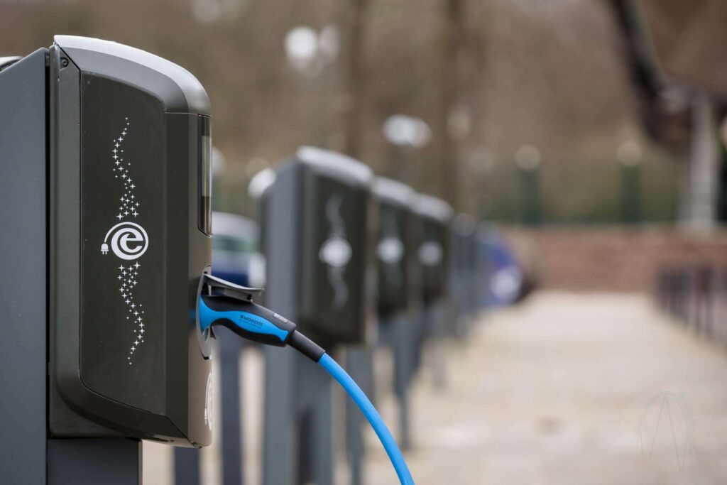 Für mehr nachhaltige Mobilität: Efteling und Eneco realisieren größten Ladepark der Benelux-Länder