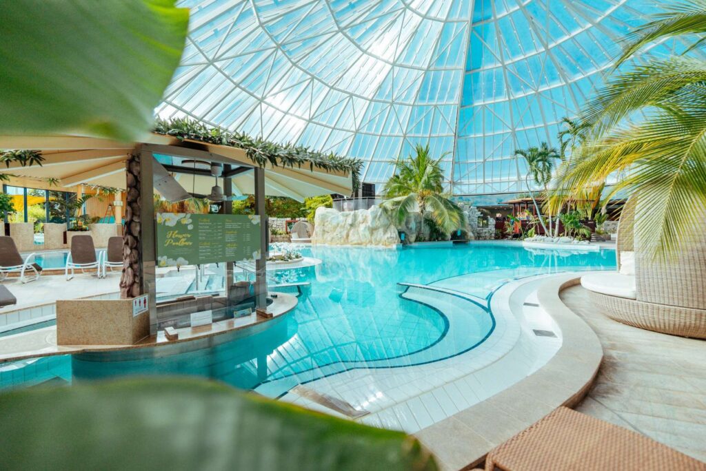Urlaubsfeeling 2.0 in der Therme Erding -- Therme und VitalOase erstrahlen in neuem Glanz