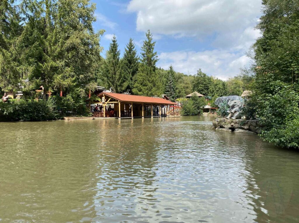 Attraktionsvorstellung: Safari-Floßfahrt - Fantasiana Erlebnispark Straßwalchen