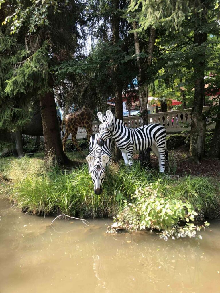 Attraktionsvorstellung: Safari-Floßfahrt - Fantasiana Erlebnispark Straßwalchen