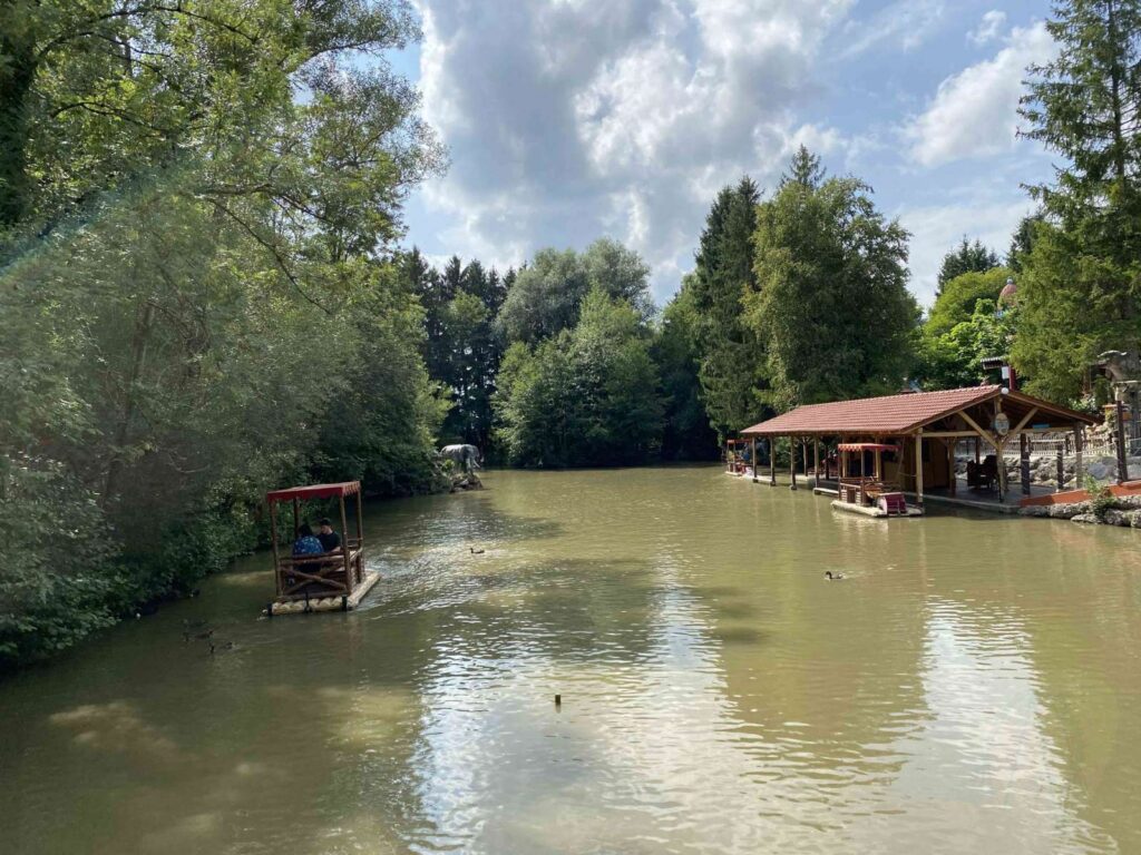 Attraktionsvorstellung: Safari-Floßfahrt - Fantasiana Erlebnispark Straßwalchen