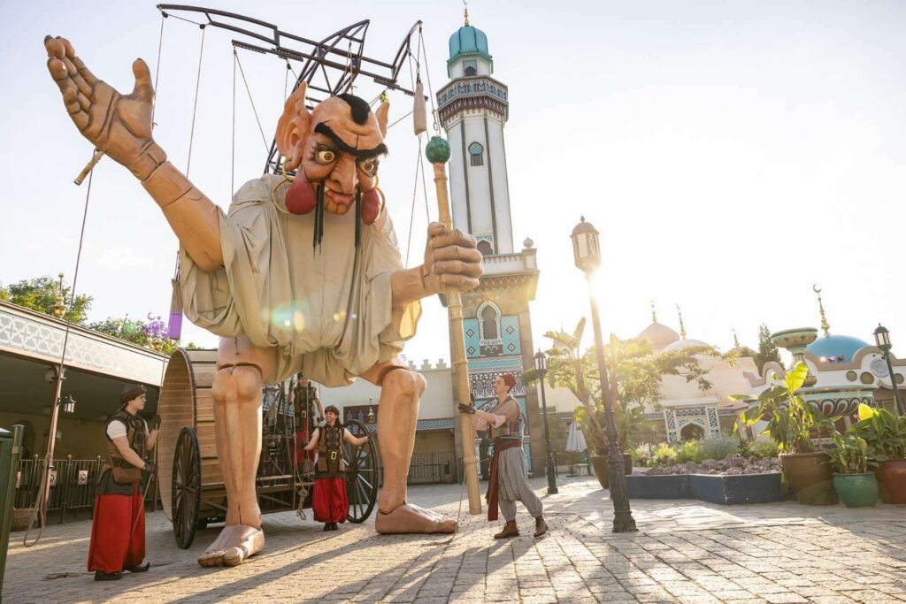 Sommer im Freizeitpark Efteling: Bei verlängerten Öffnungszeiten erwachen Attraktionen zum Leben