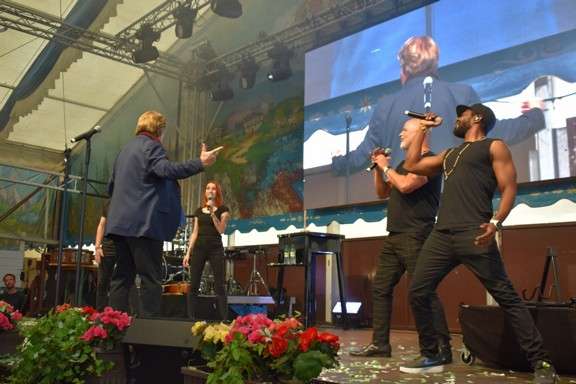 "Hello Again" - Howard Carpendale und 2.000 Gäste feiern Eröffnung der Cranger Kirmes