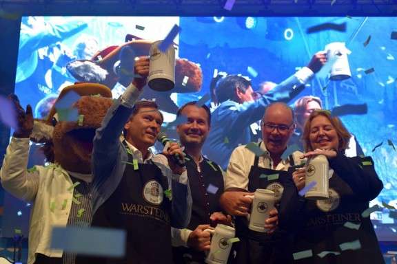 "Hello Again" - Howard Carpendale und 2.000 Gäste feiern Eröffnung der Cranger Kirmes