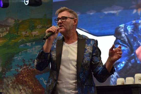 "Hello Again" - Howard Carpendale und 2.000 Gäste feiern Eröffnung der Cranger Kirmes