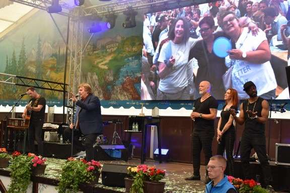 "Hello Again" - Howard Carpendale und 2.000 Gäste feiern Eröffnung der Cranger Kirmes