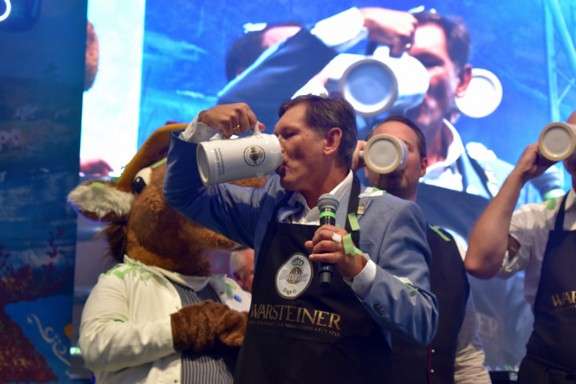 "Hello Again" - Howard Carpendale und 2.000 Gäste feiern Eröffnung der Cranger Kirmes