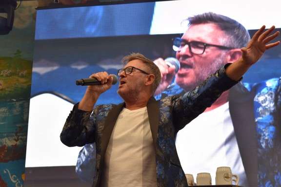 "Hello Again" - Howard Carpendale und 2.000 Gäste feiern Eröffnung der Cranger Kirmes