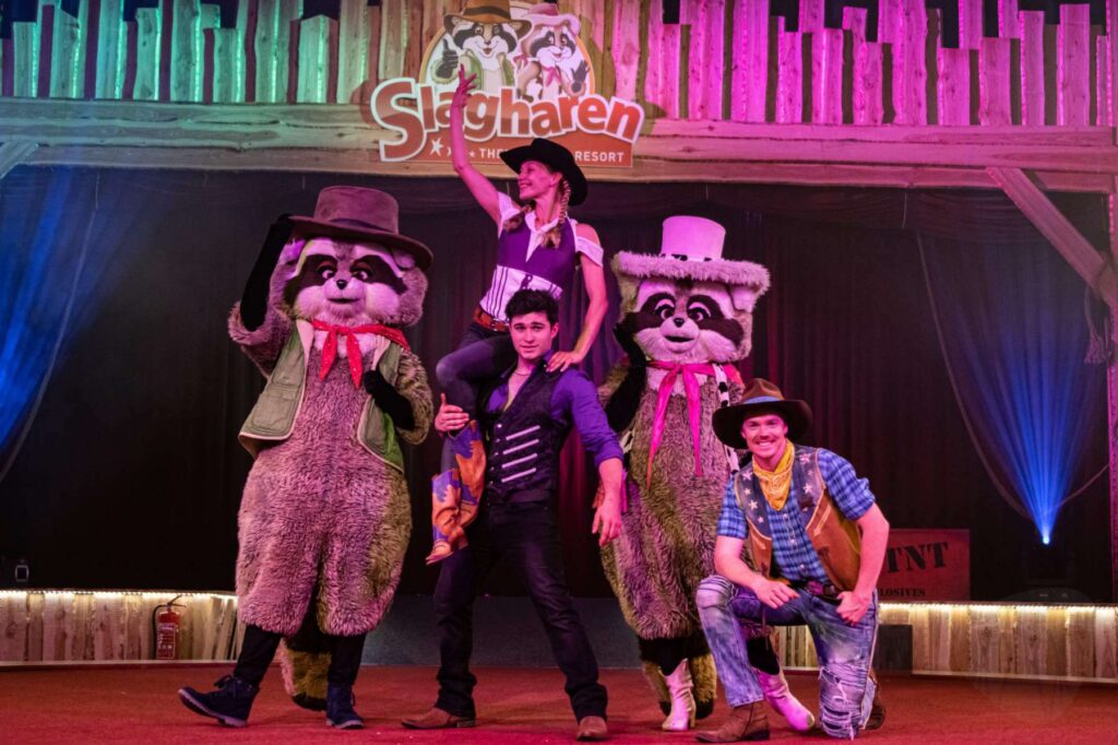 Slagharen präsentiert neue Zirkusshow mit internationalen Artisten, Waschbären und Ganoven