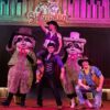 Slagharen präsentiert neue Zirkusshow mit internationalen Artisten, Waschbären und Ganoven