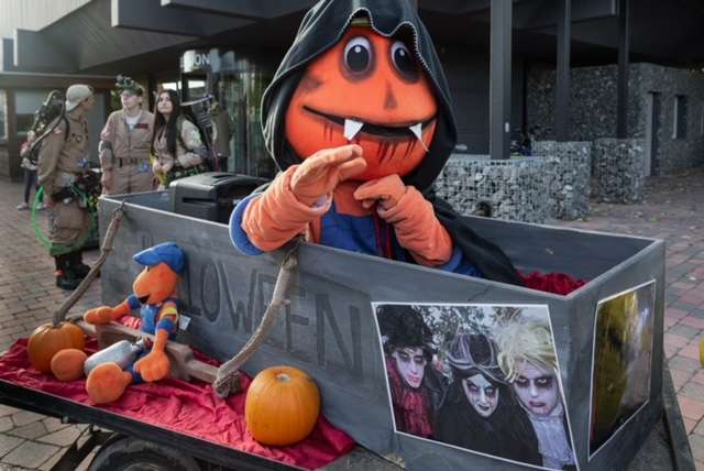 Mit gefletschten Zähnen und flatterndem Umhang -- Graf KernieCula & Co. laden zum Halloween-Special in Kernie´s Familienpark ein