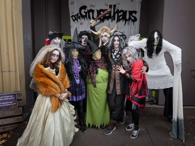 Mit gefletschten Zähnen und flatterndem Umhang -- Graf KernieCula & Co. laden zum Halloween-Special in Kernie´s Familienpark ein