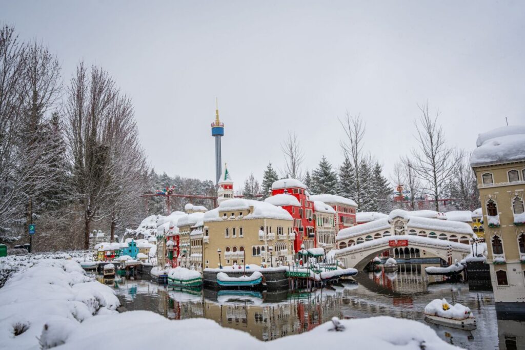 Schneeflocken und Eislaufen im WinterWonder LEGOLAND®