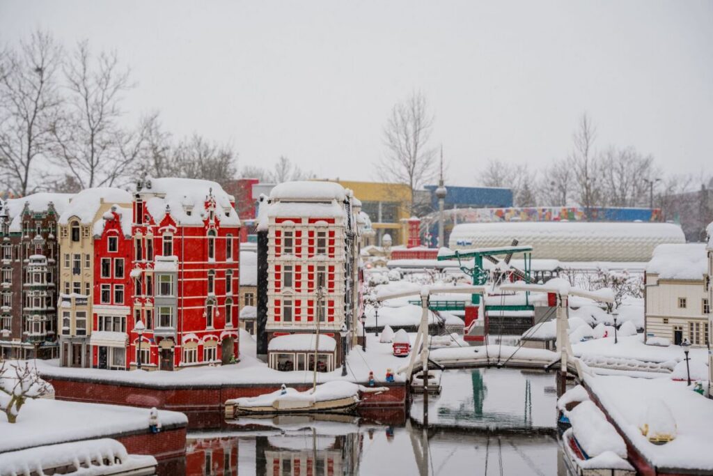 Schneeflocken und Eislaufen im WinterWonder LEGOLAND®
