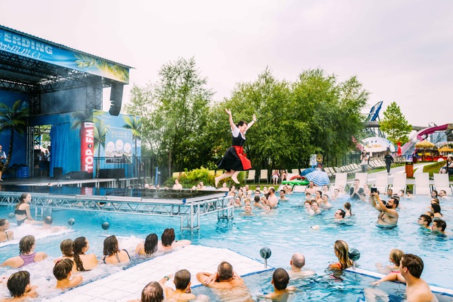 Dirndlflug-Contest in der Therme Erding