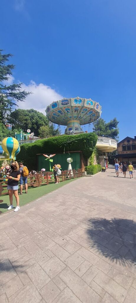Tagesbericht zu Tibidabo: der Freizeitpark am Berg in Barcelona mit einmaligen Fahrattraktionen
