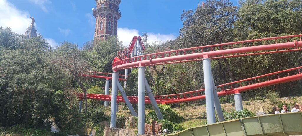 Tagesbericht zu Tibidabo: der Freizeitpark am Berg in Barcelona mit einmaligen Fahrattraktionen
