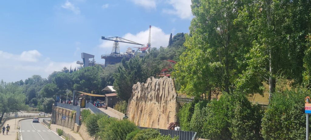Tagesbericht zu Tibidabo: der Freizeitpark am Berg in Barcelona mit einmaligen Fahrattraktionen