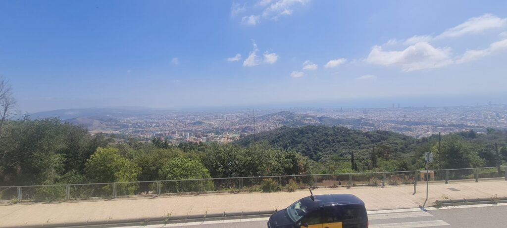 Tagesbericht zu Tibidabo: der Freizeitpark am Berg in Barcelona mit einmaligen Fahrattraktionen