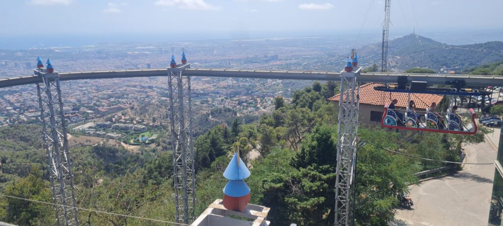 Tagesbericht zu Tibidabo: der Freizeitpark am Berg in Barcelona mit einmaligen Fahrattraktionen