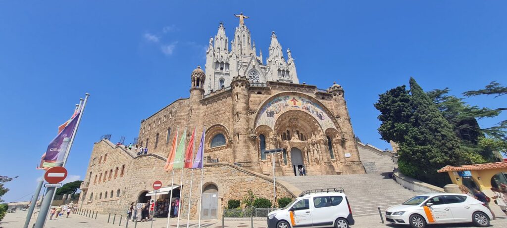 Tagesbericht zu Tibidabo: der Freizeitpark am Berg in Barcelona mit einmaligen Fahrattraktionen