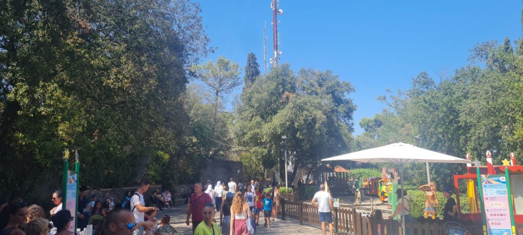 Tagesbericht zu Tibidabo: der Freizeitpark am Berg in Barcelona mit einmaligen Fahrattraktionen