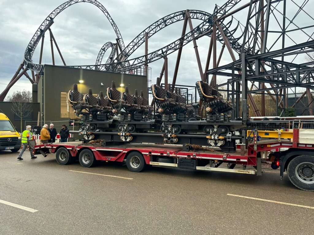 Europa-Park: Zug für Voltron ist im Park eingetroffen