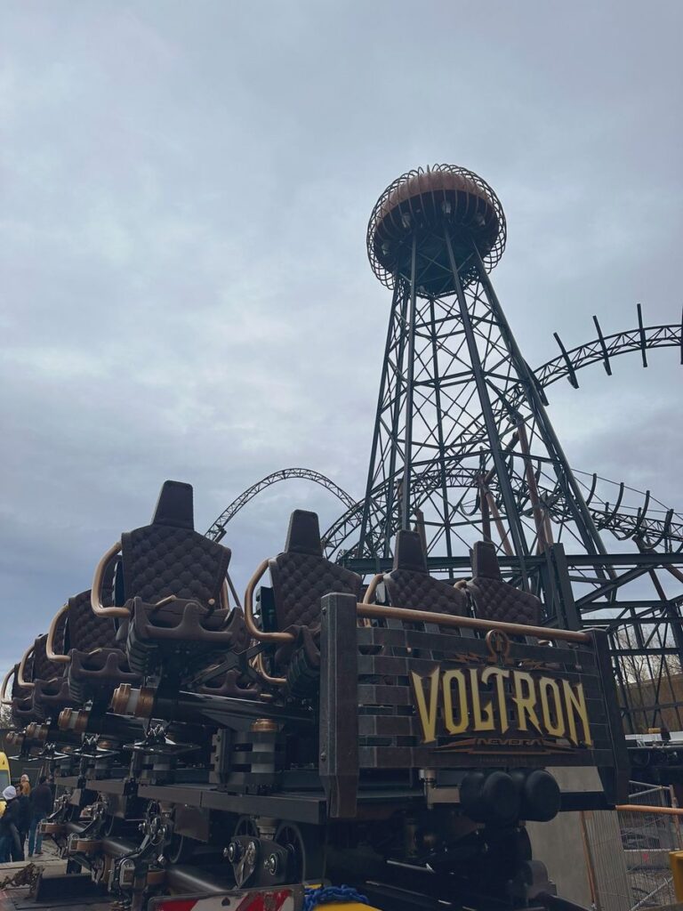 Europa-Park: Zug für Voltron ist im Park eingetroffen