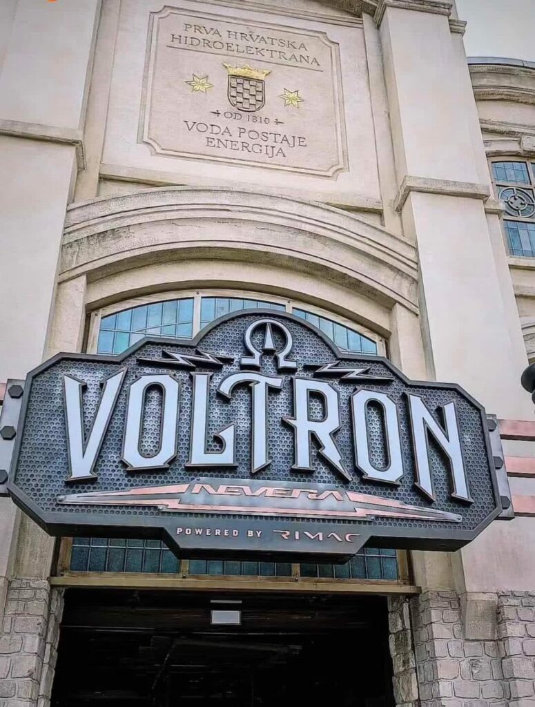 Europa-Park: Zug für Voltron ist im Park eingetroffen