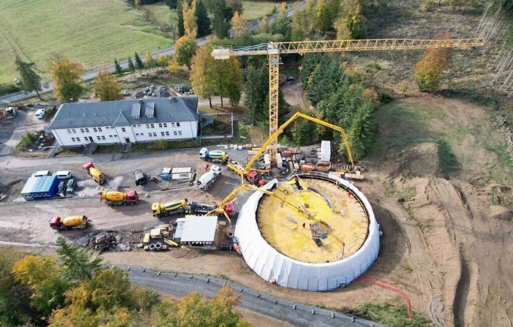 HEX Erlebniswelt: Hexenbesen-Turm entsteht