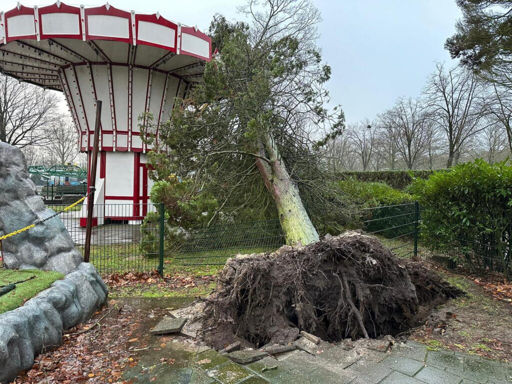 Attractiepark de Waarbeek: Nostalgiekarussell durch Sturm beschädigt