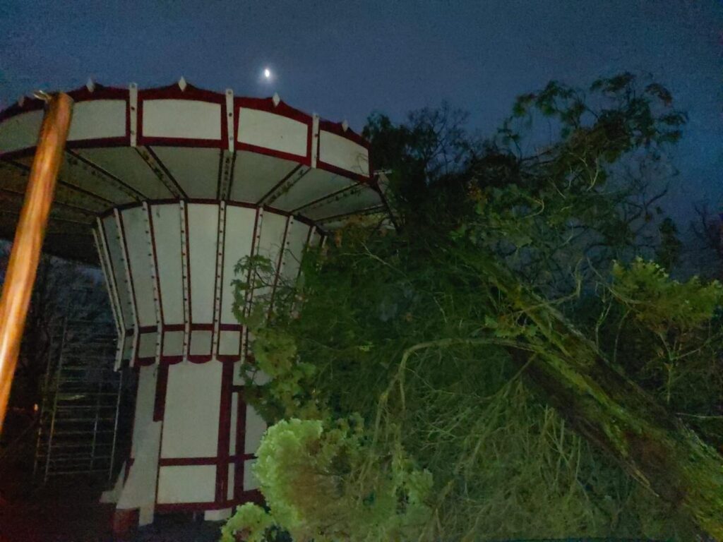 Attractiepark de Waarbeek: Nostalgiekarussell durch Sturm beschädigt