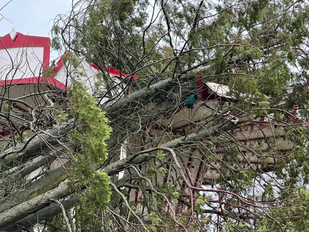 Attractiepark de Waarbeek: Nostalgiekarussell durch Sturm beschädigt