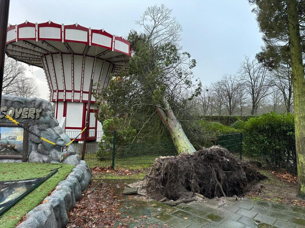 Attractiepark de Waarbeek: Nostalgiekarussell durch Sturm beschädigt