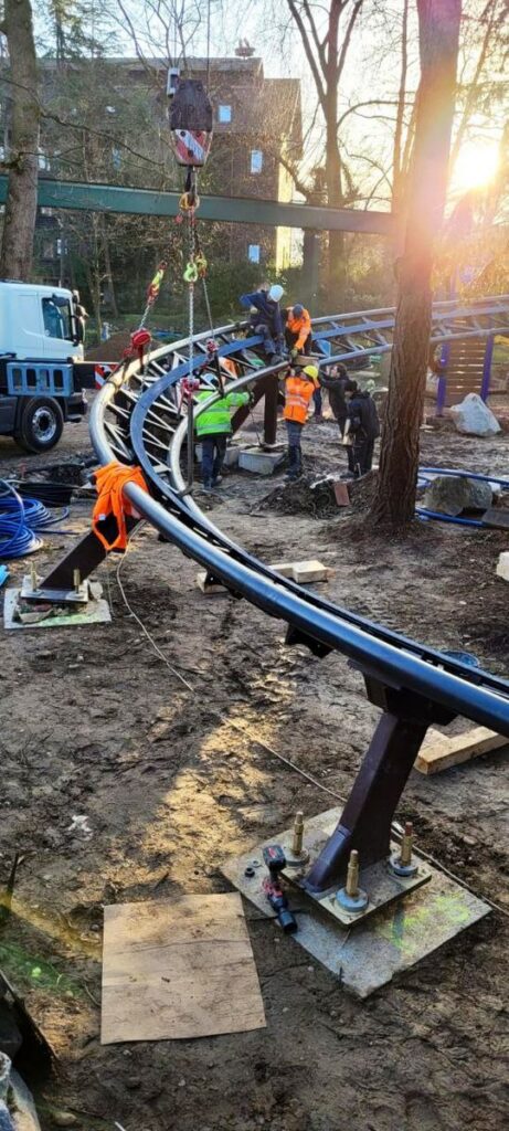 Europa-Park: Erste Schiene beim Alpenexpress "Enzian" montiert