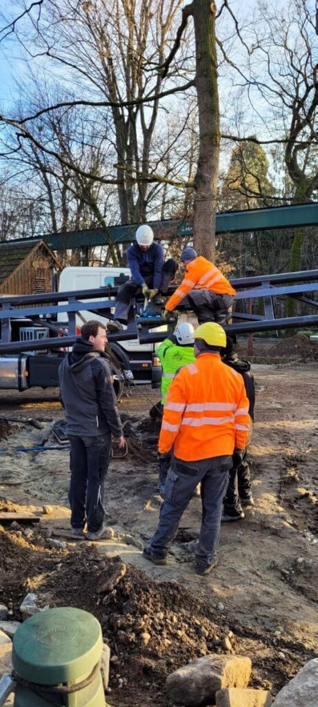 Europa-Park: Erste Schiene beim Alpenexpress "Enzian" montiert