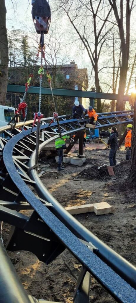 Europa-Park: Erste Schiene beim Alpenexpress "Enzian" montiert