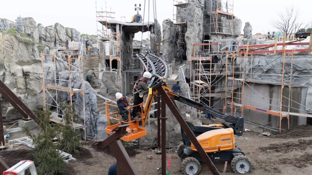 Europa-Park: Erste Schiene beim Alpenexpress "Enzian" montiert