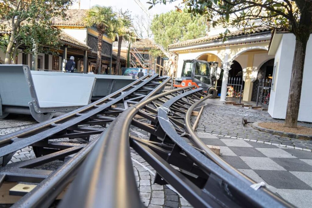 Europa-Park: Erste Schiene beim Alpenexpress "Enzian" montiert