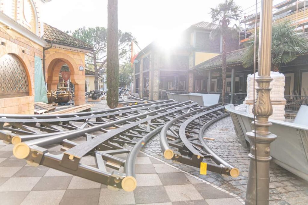 Europa-Park: Erste Schiene beim Alpenexpress "Enzian" montiert