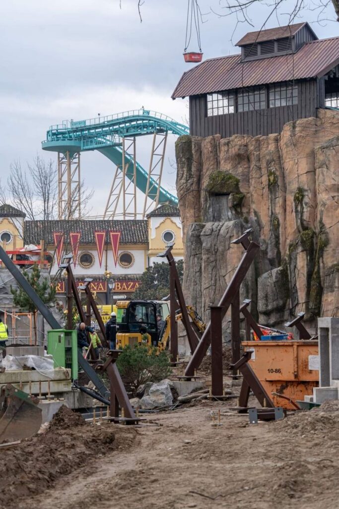 Europa-Park: Erste Schiene beim Alpenexpress "Enzian" montiert