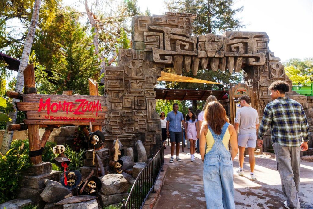 Knott's Berry Farm: MonteZOOMa: The Forbidden Fortress