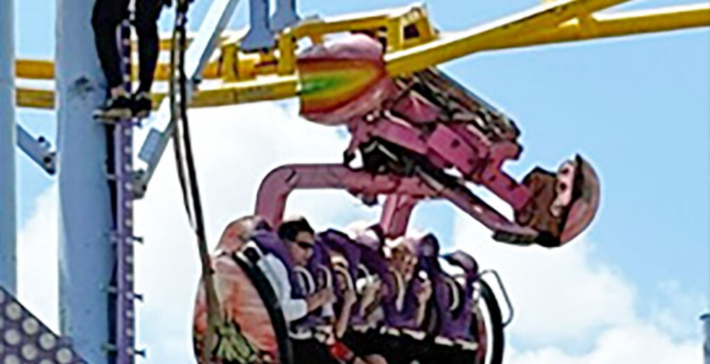 Kirmes Sevilla: Achterbahnwagen teilweise entgleist