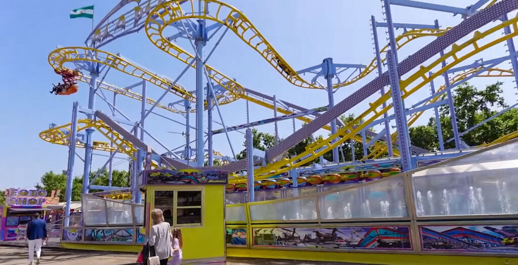 Kirmes Sevilla: Achterbahnwagen teilweise entgleist