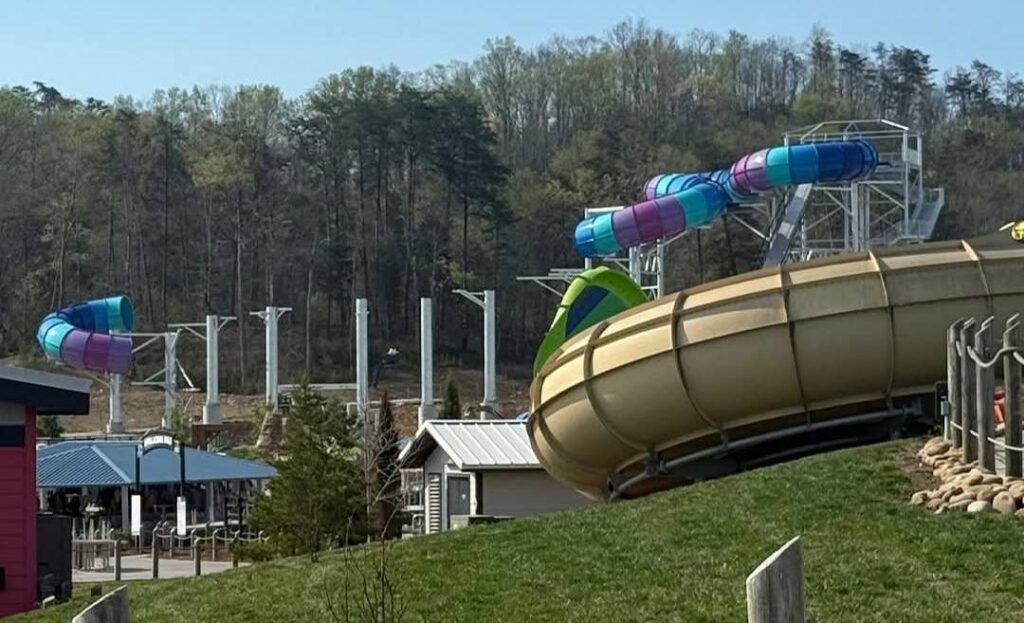 Soaky Mountain Waterpark: Rafter's Rage