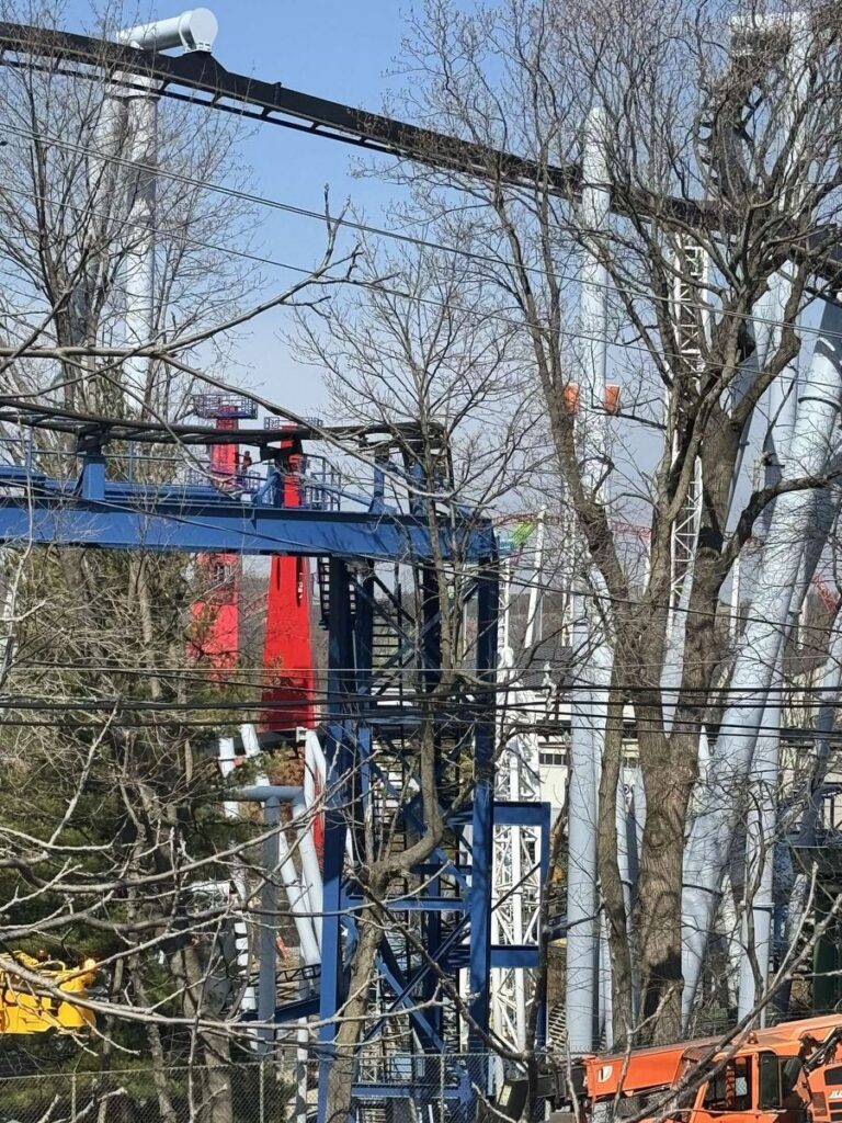 Hersheypark: Twizzlers Twisted Gravity