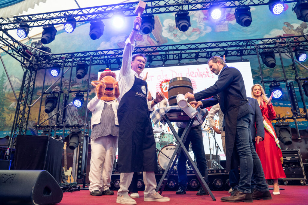 Cranger Kirmes: Für Wirtschaftsministerin Mona Neubaur ist Crange „die ehrlichste Kirmes im Land“