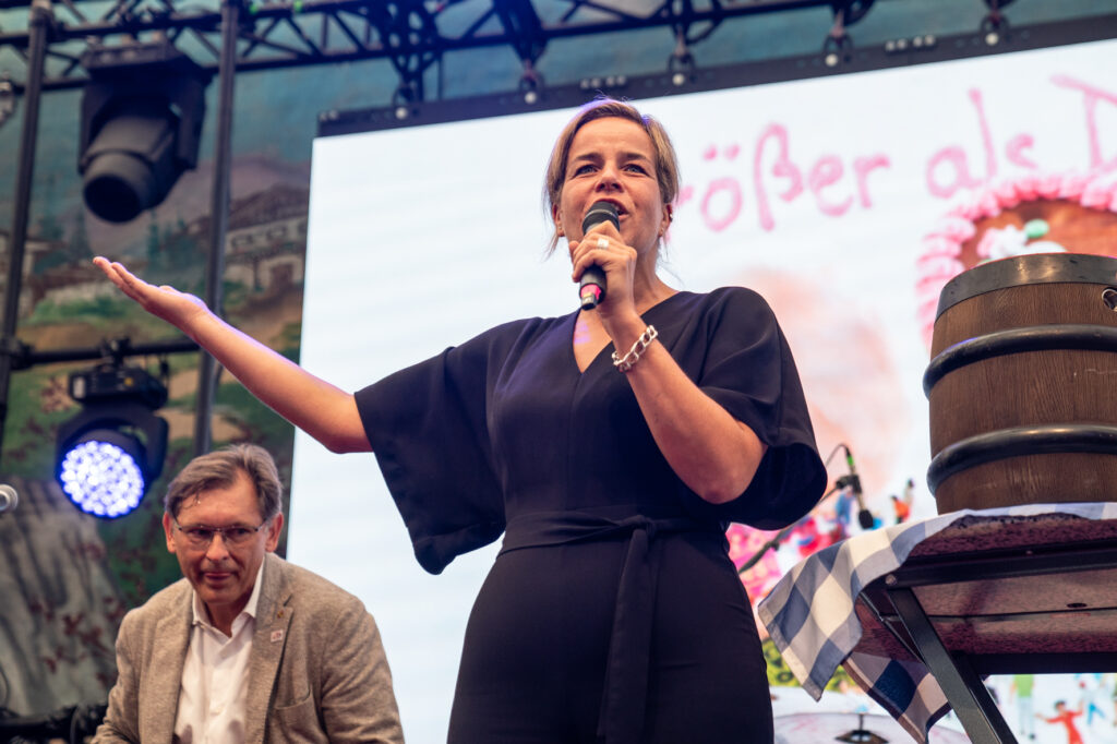 Cranger Kirmes: Für Wirtschaftsministerin Mona Neubaur ist Crange „die ehrlichste Kirmes im Land“